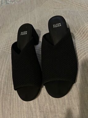 EILEEN FISHER fave block heel Sandal in Black Size 8